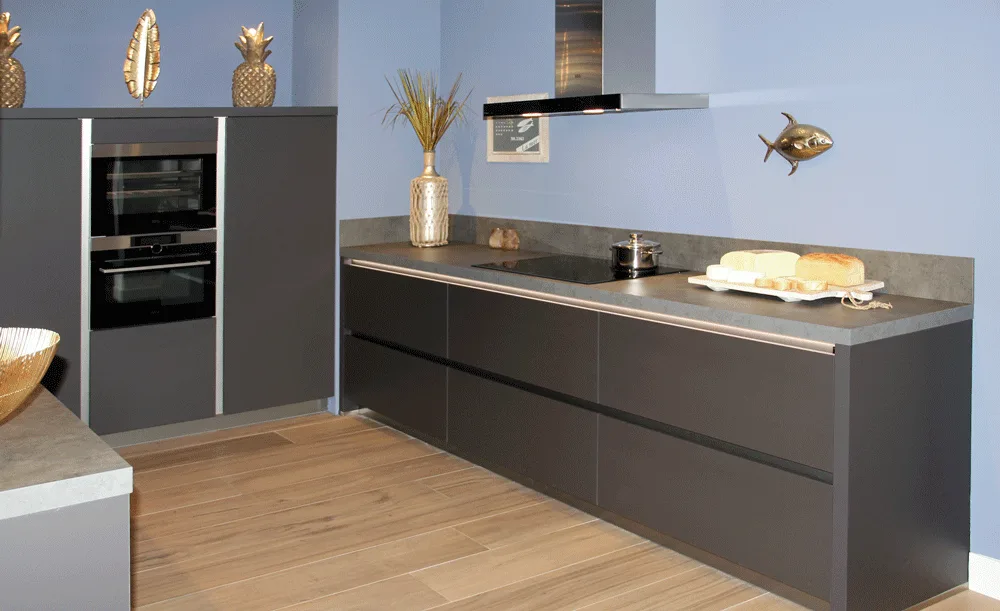 grijze showroom keuken